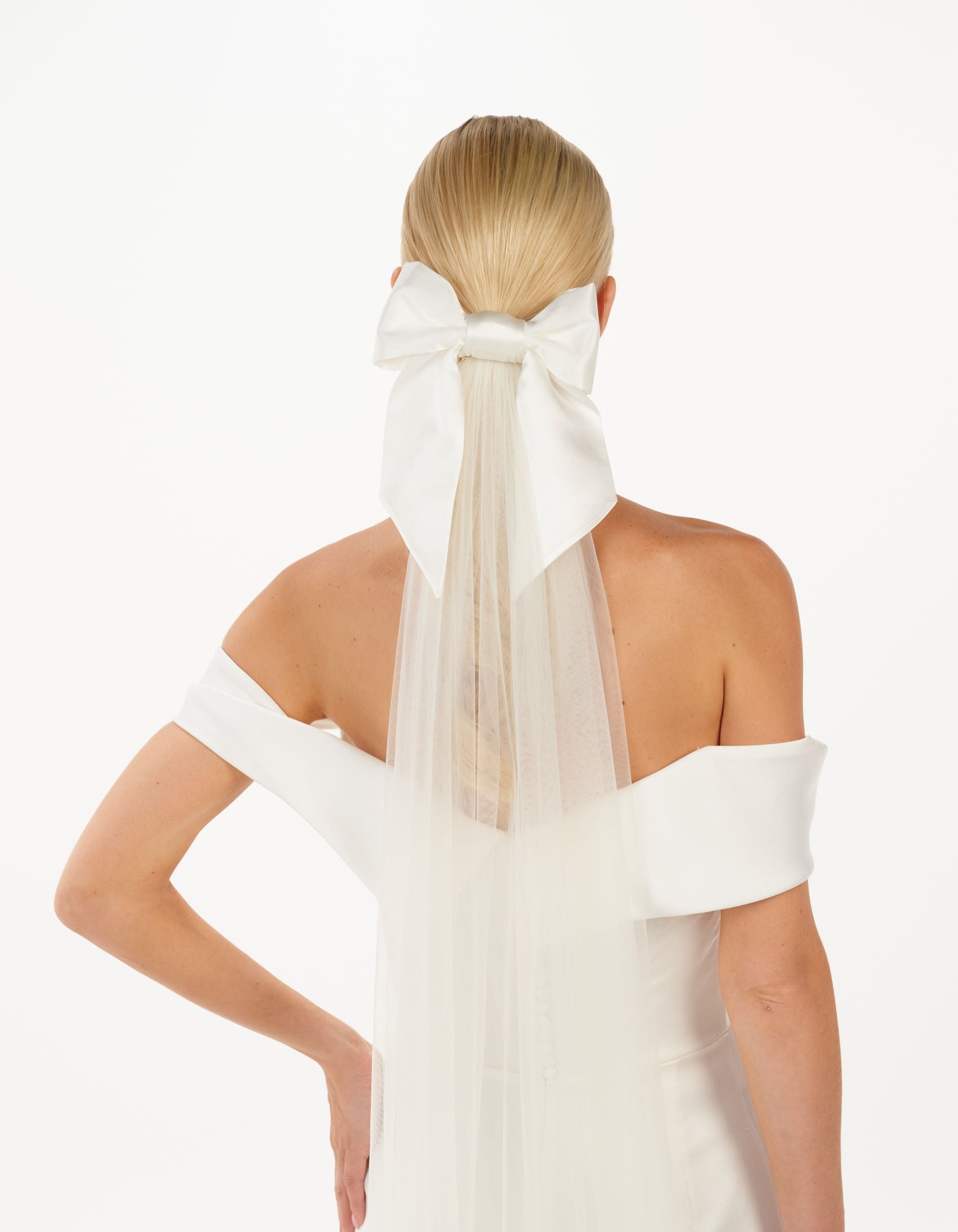 Eine Braut mit Seidenschleife und Schleier, hinteransicht