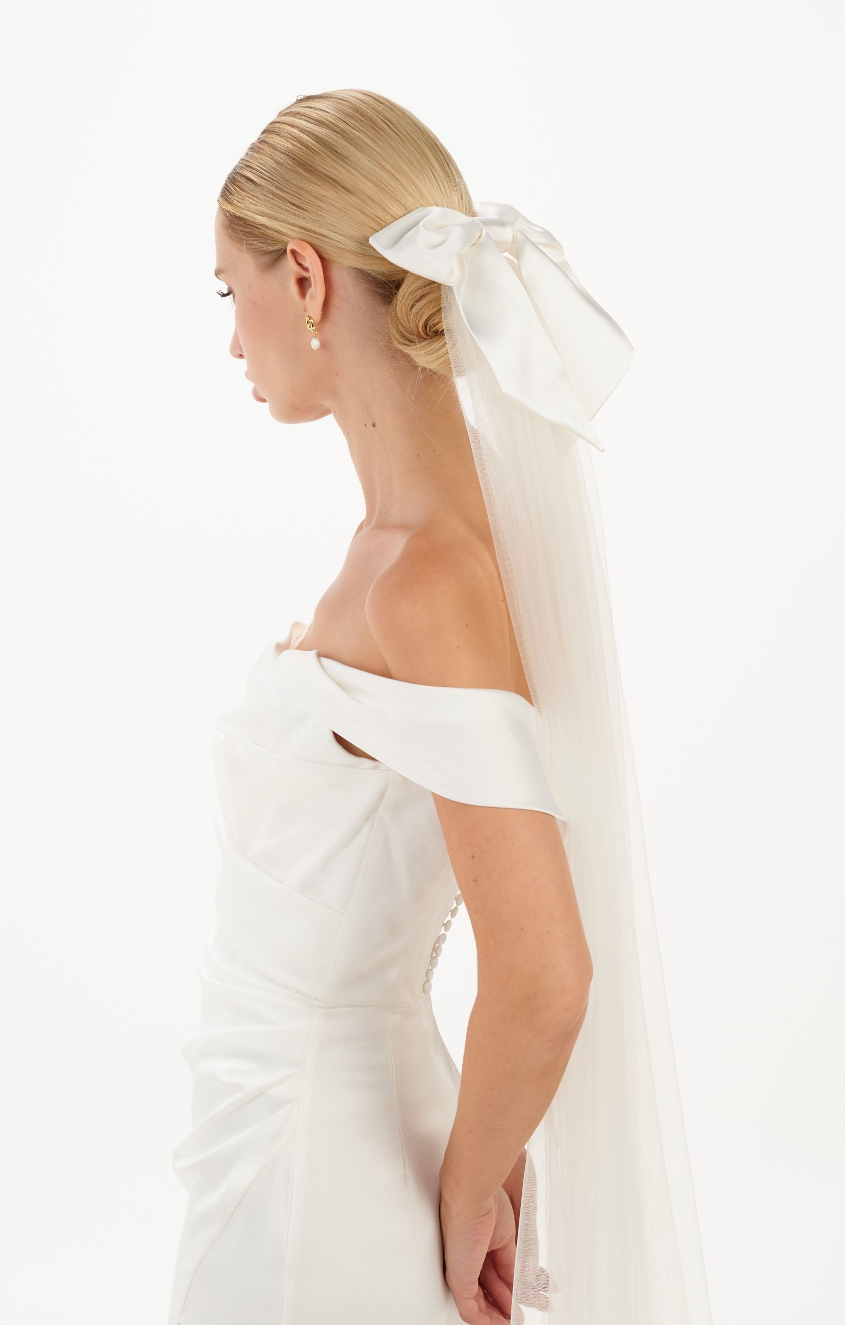 Eine Braut mit Seidenschleife in Brautfrisur, seitenansicht