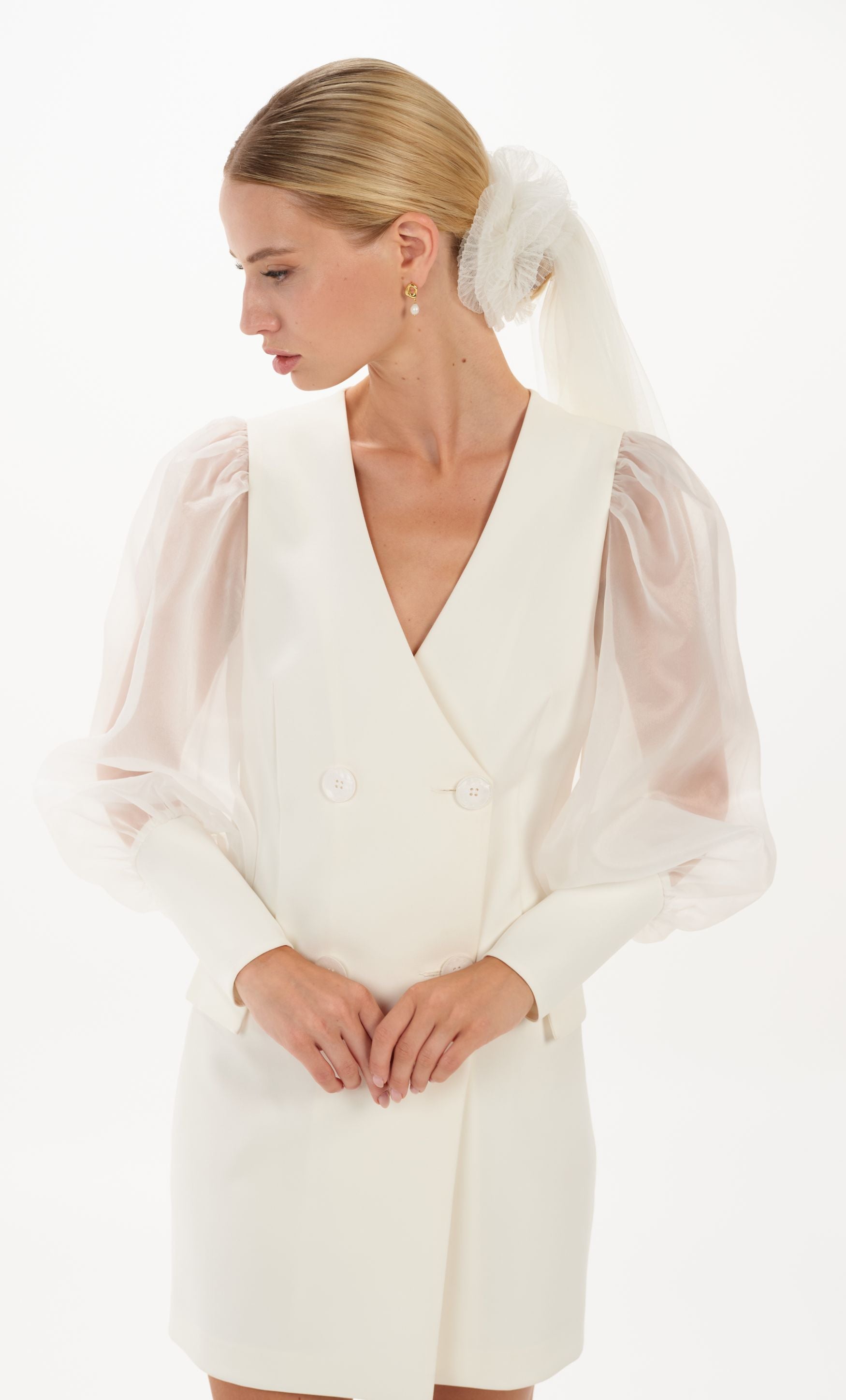 Eine Braut mit gerafften Tüll-Haarband und kurzem Schleier, vorderansicht