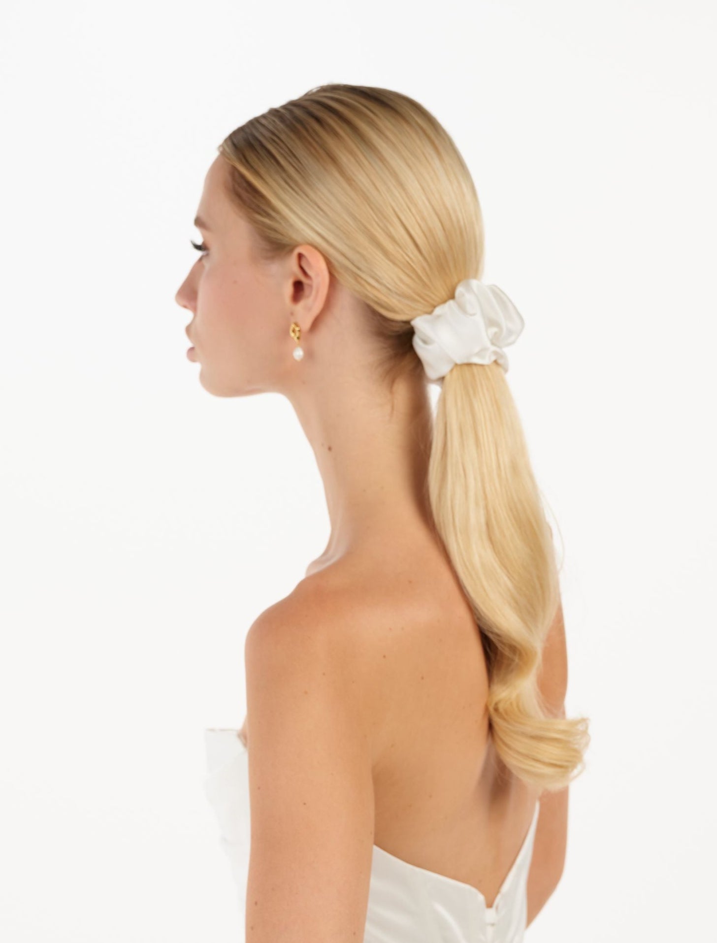 Eine Braut mit einem gerafften Tüll-Haarband im Ponytail