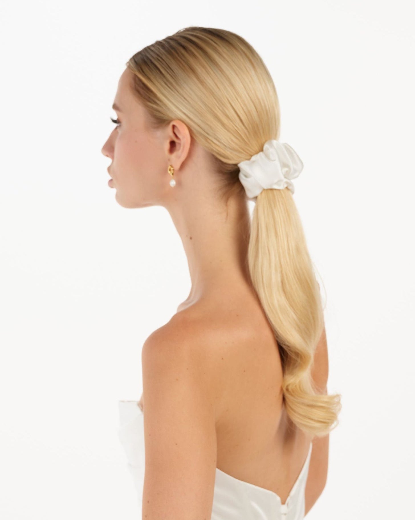 Eine Braut mit einem gerafften Tüll-Haarband im Ponytail