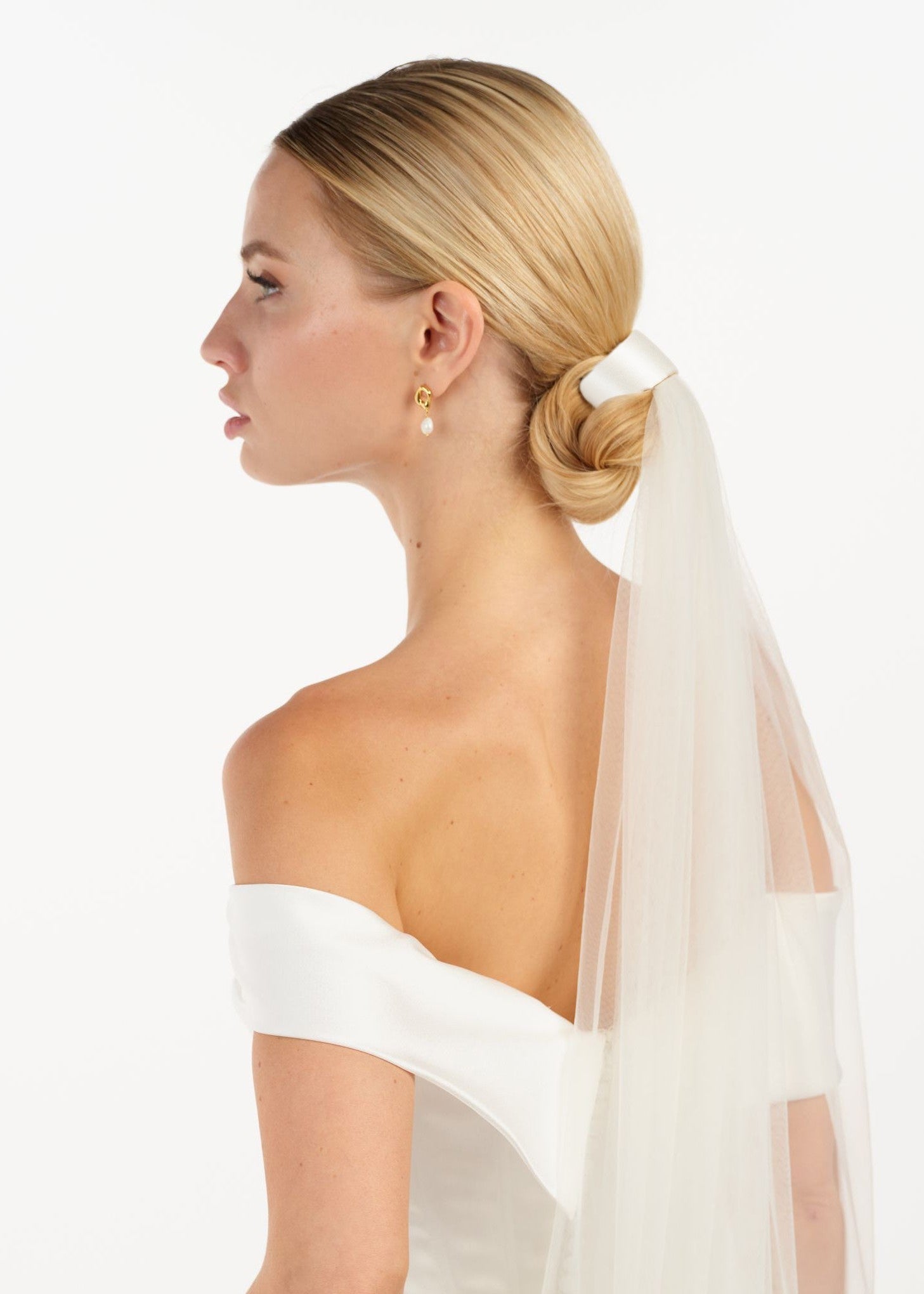 Seiden-Haarband+Schleier in einer Brautfrisur, seitliche Ansicht, cleaner Brautlook