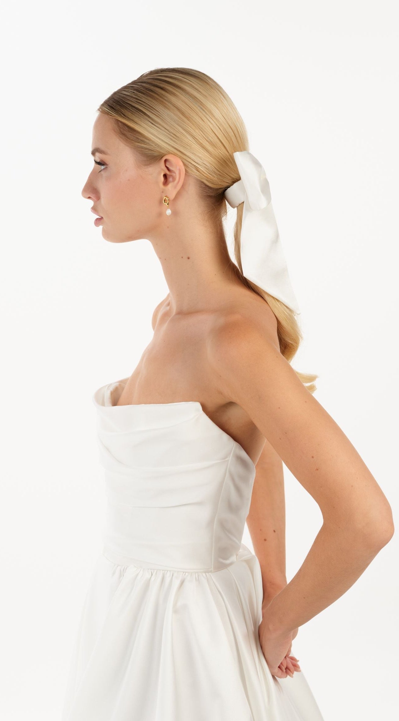 Eine Braut trägt Seiden-Haarband+Seidenhaarband im Ponytail, seitenansicht