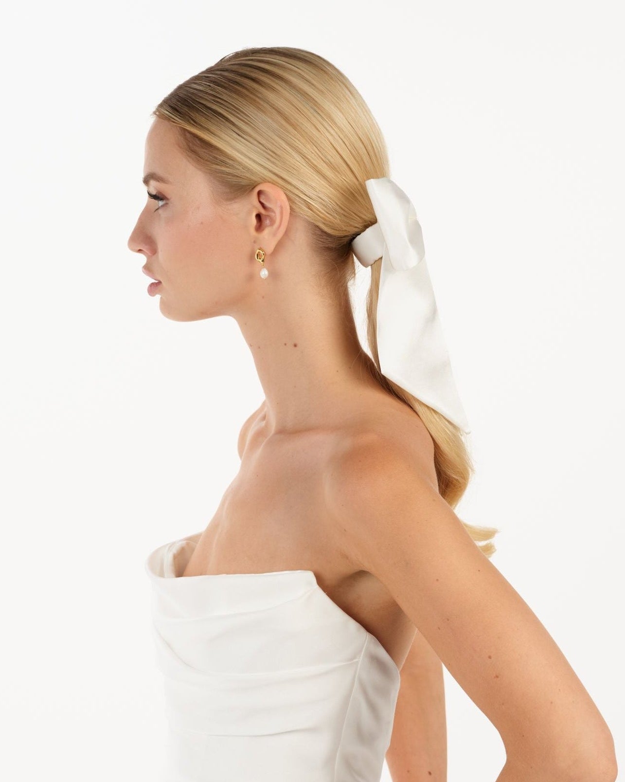Eine Braut trägt Seiden-Haarband+Seidenhaarband im Ponytail, seitenansicht
