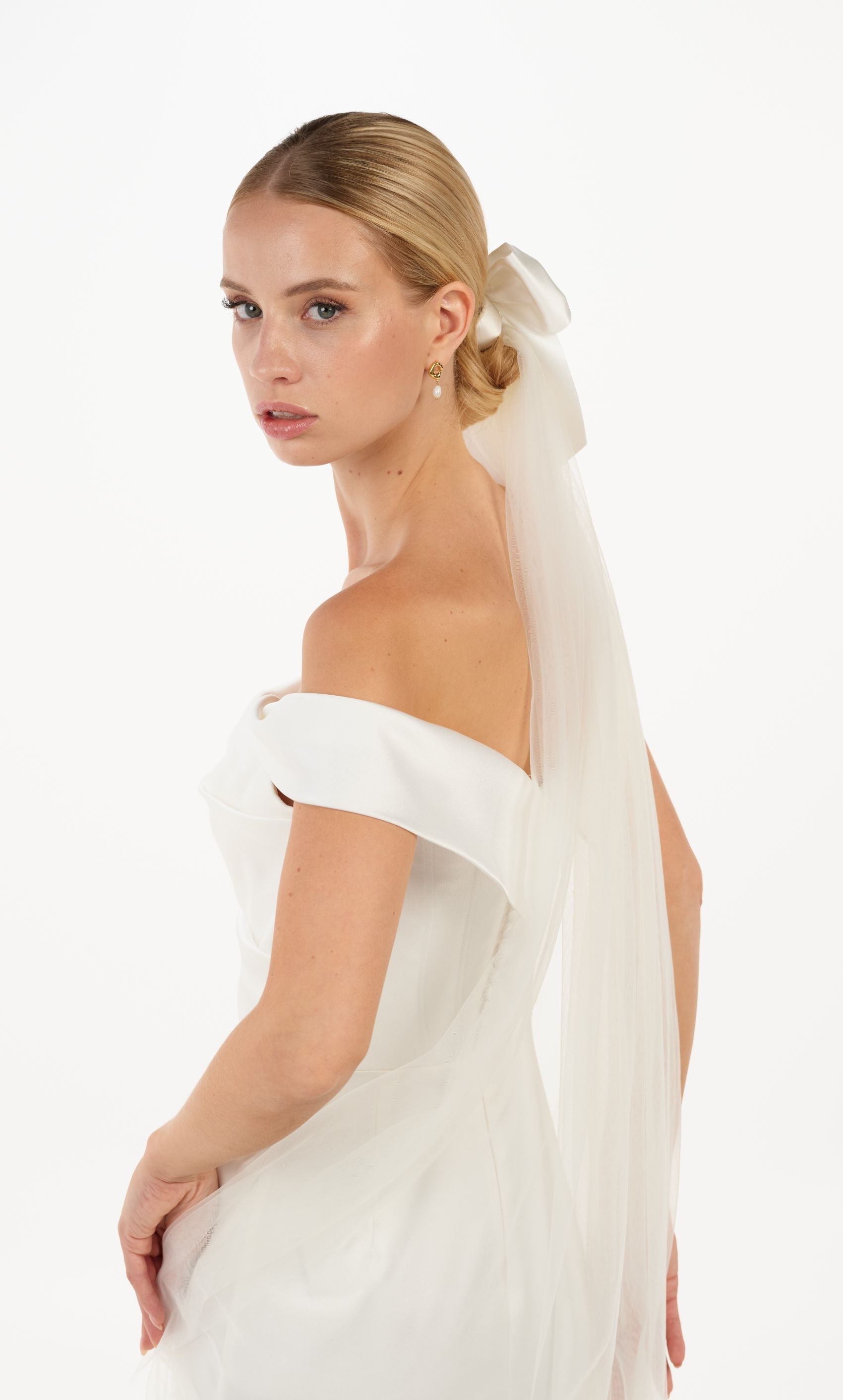 Eine Braut mit Seiden-Haarband, Seidenschleif und Schleier, vorderansich