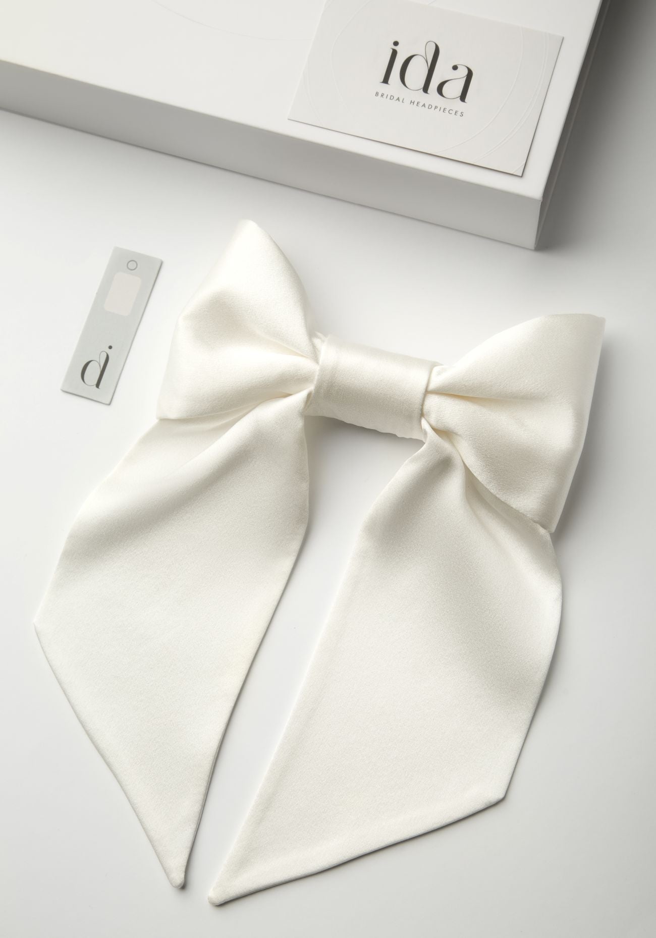 Seiden-Haarschleife für eine Brautfrisur