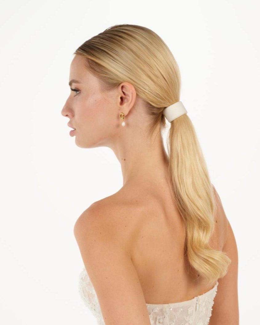 Eine Braut trägt ein cleanes Tüll-Haarband am Ponytail