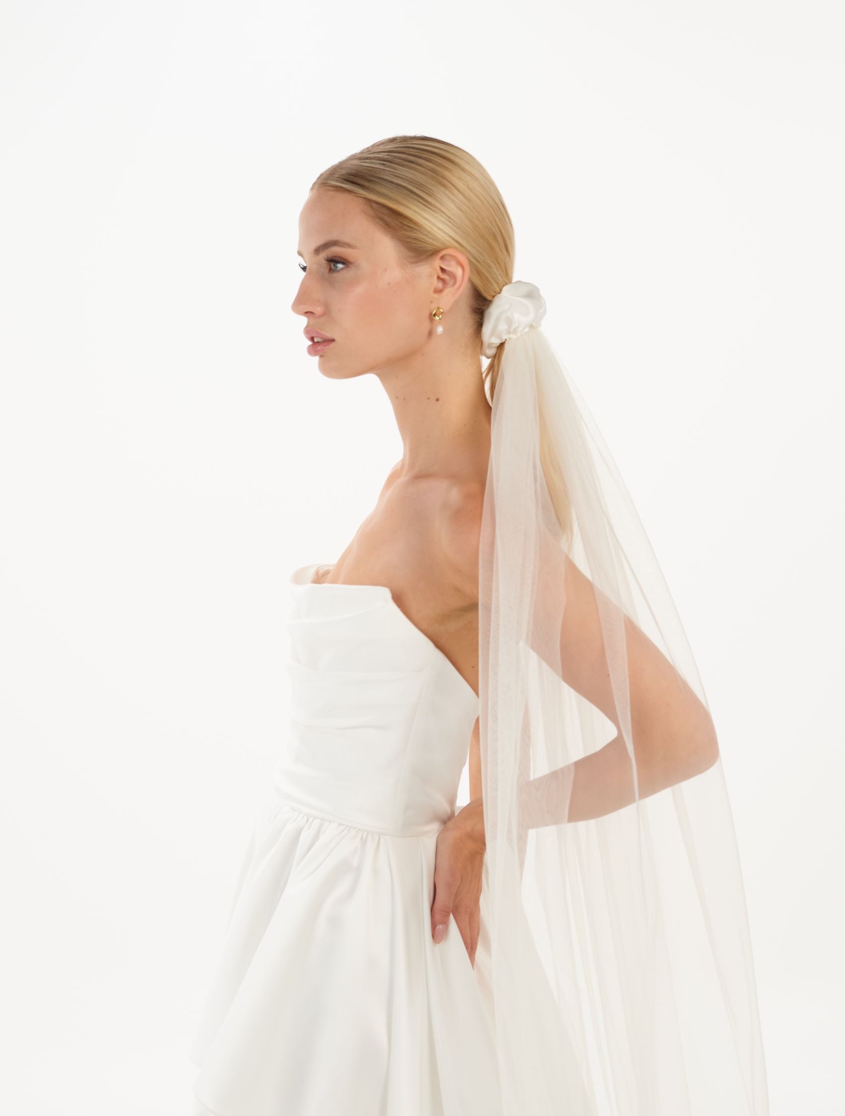 Ein Braut mit Ponytail trägt ein Seiden-Haarband+Schleier