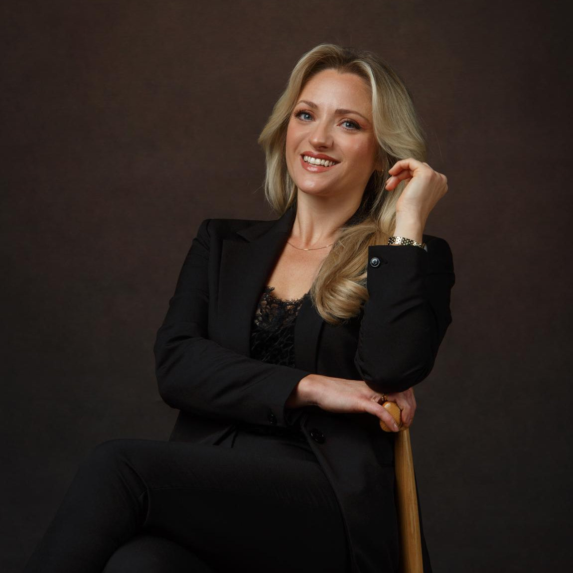 Die Gründerin und CEO von Ida Headpieces stellt sich in einem Portrait vor