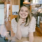 Portrait-Foto von einer Brautstylistin & Haircoach