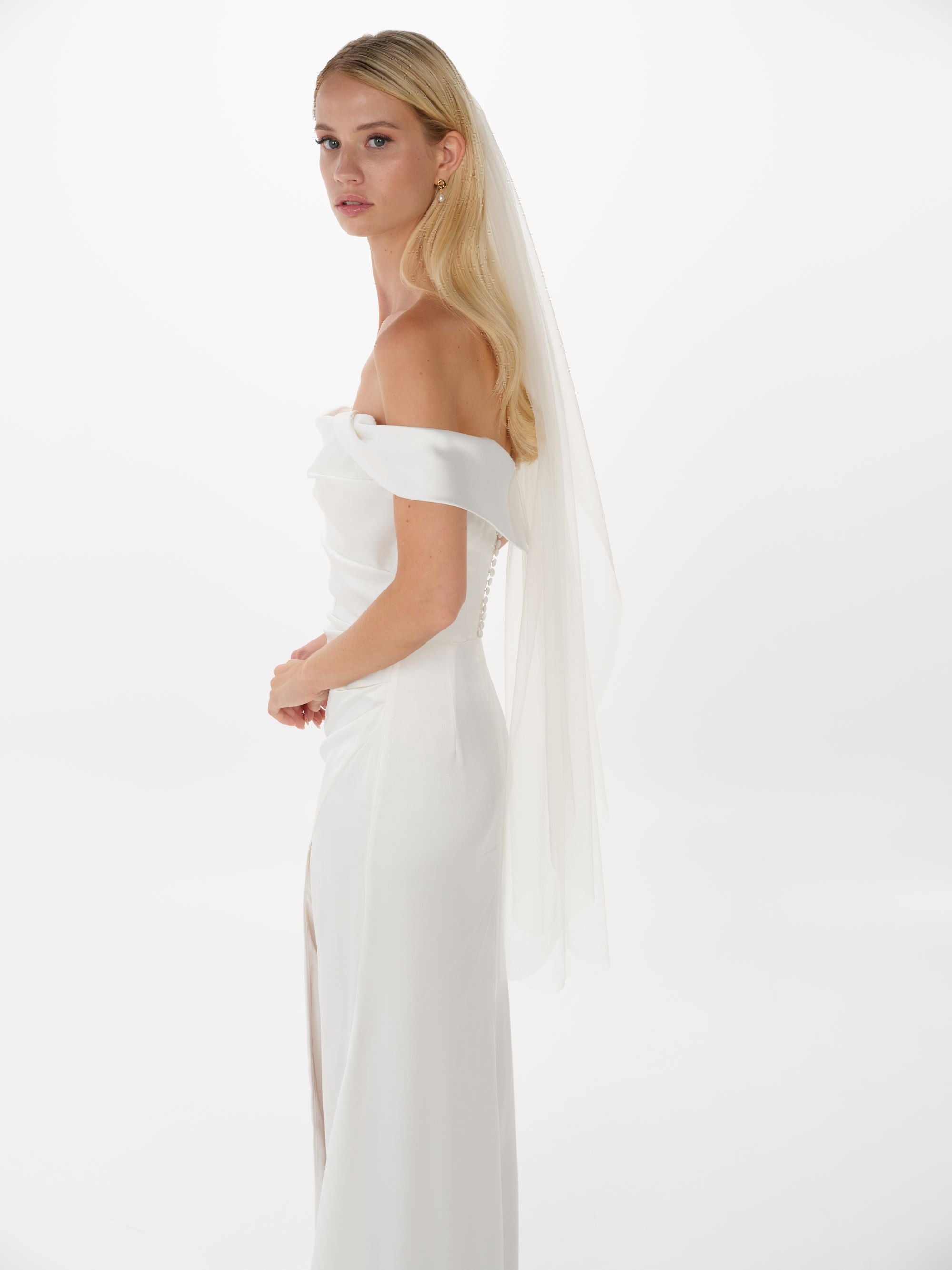 Kurzer Schleier im offenen Haar_Seitenansicht