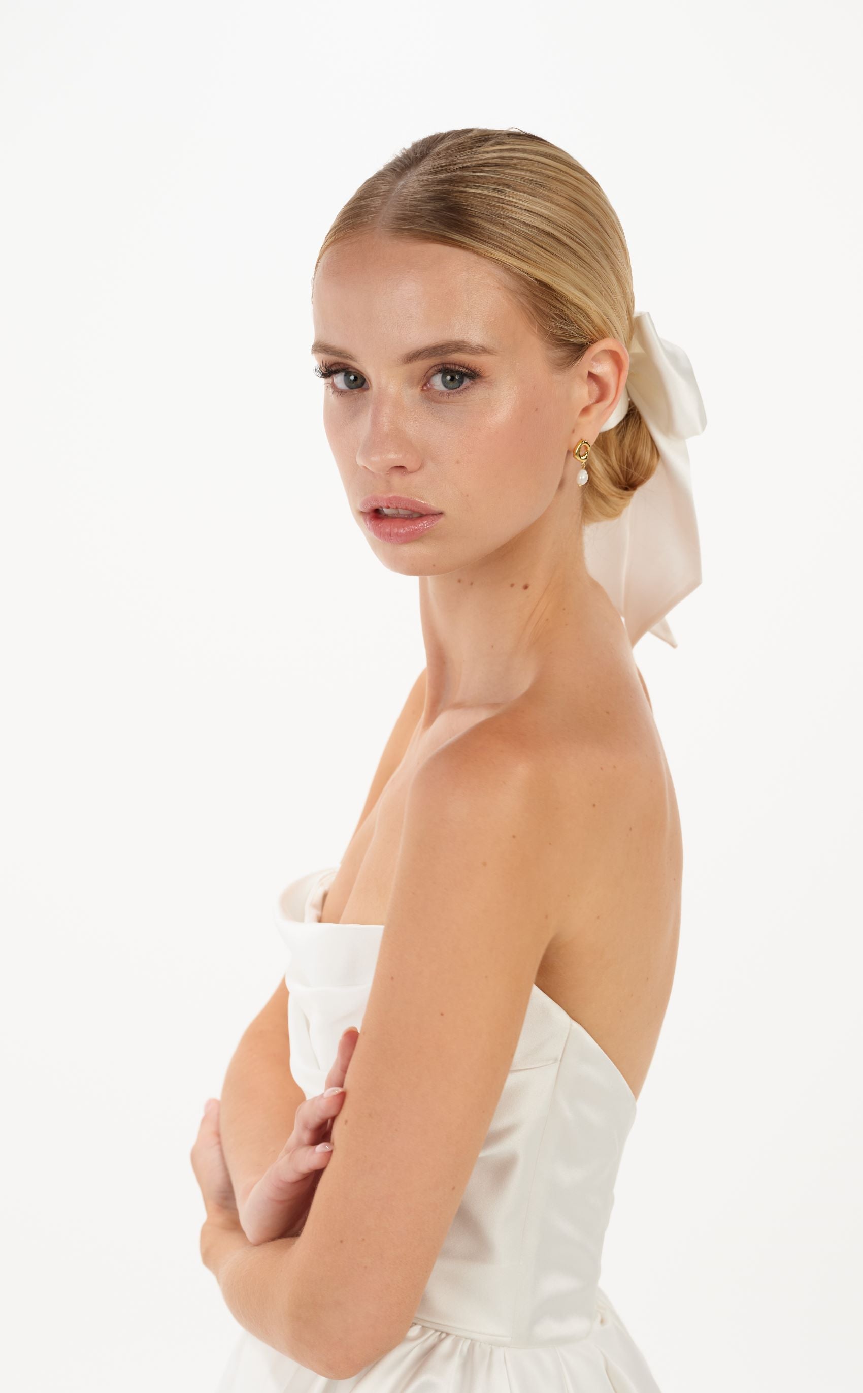 Braut mit Seidenhaarband+ Seidenschleife im Bun