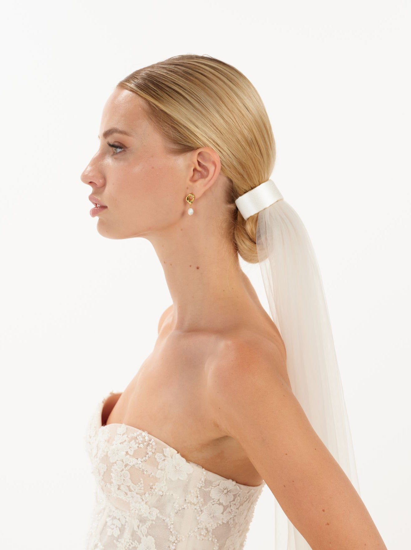 Seiden-Haarband+Schleier in einer Brautfrisur, seitliche Ansicht. Cleaner Brautlook