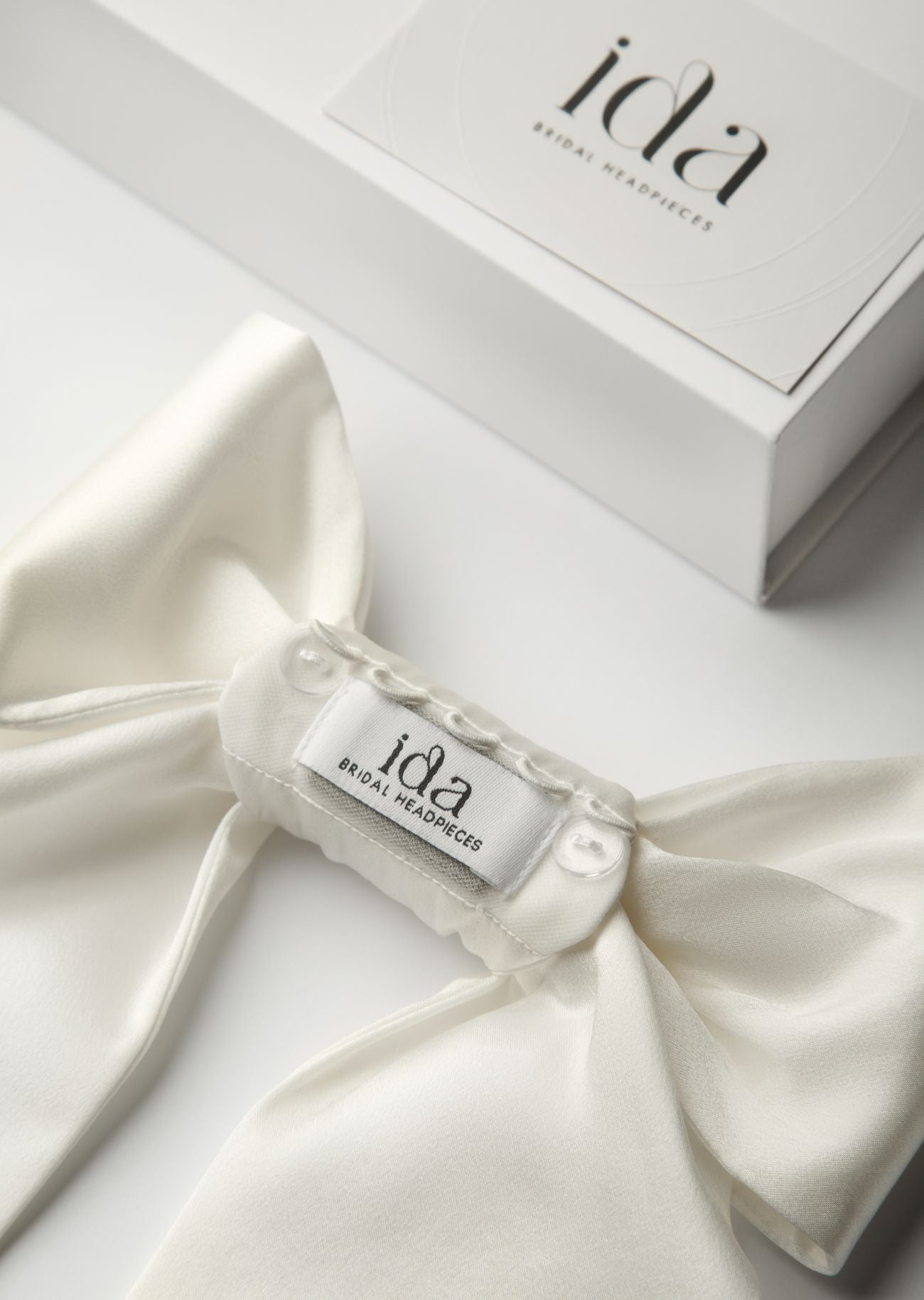 Seiden-Haarschleife für eine Brautfrisur