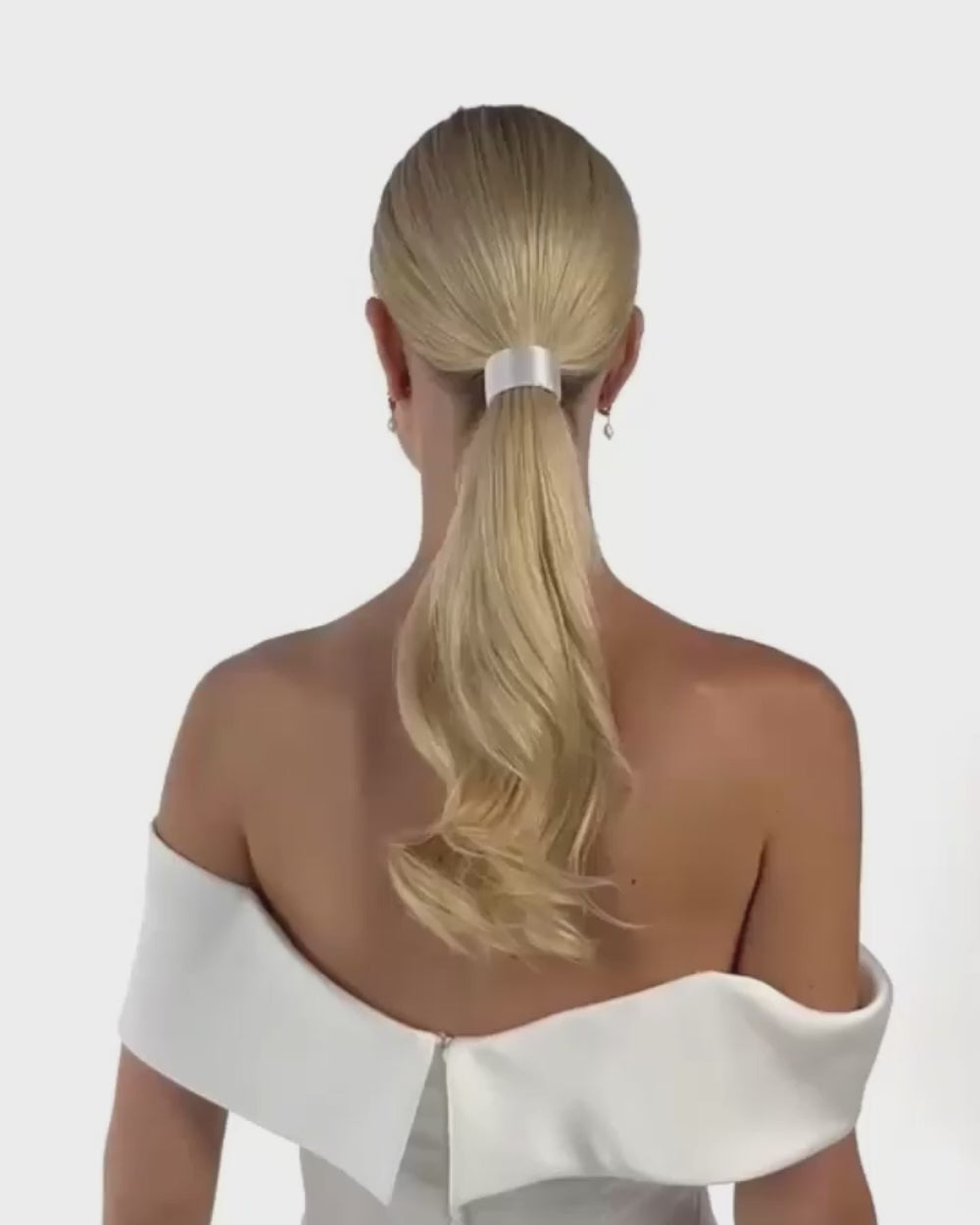 Eine Braut mit Ponytail und Seiden-Haarband dreht von hinten nach vorne