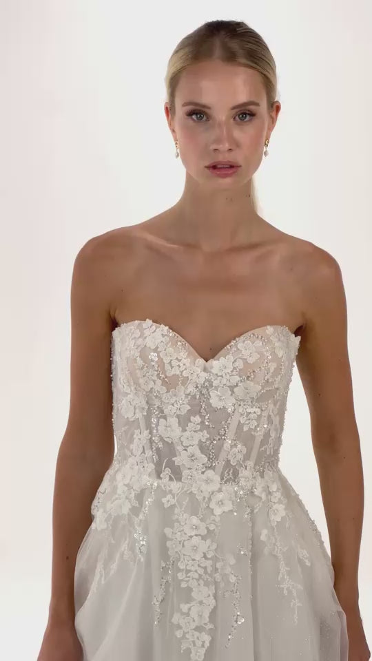 Eine Braut mit einem cleanen Tüll-Haarband im Ponytail dreht sich von vorne nach hinten