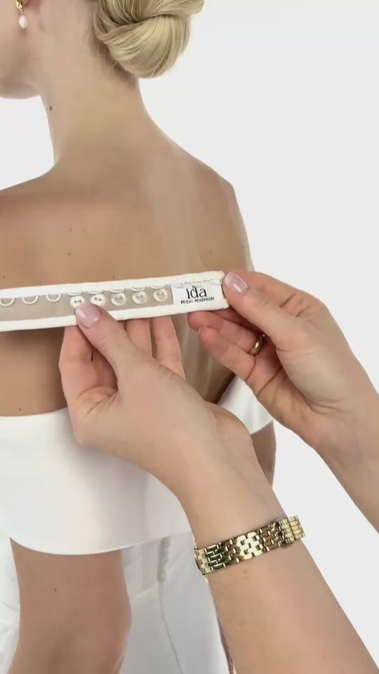 Einen Seiden-Haarband wird um einen Bun gewickelt