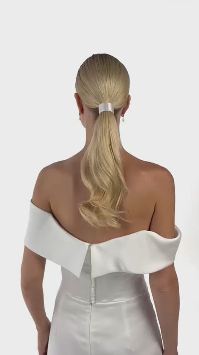 Eine Braut trägt eine Seiden-Haarband im Ponytail und dreht sich von hinten nach vorne