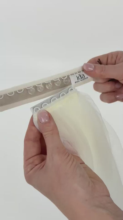 Eine Schleier wird an eine Tüll-Haarband angeknöpft